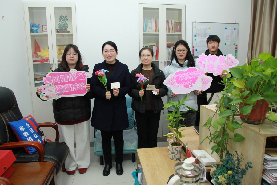 巧手生花意，柔言暖芳华—— 智造学院举办女生节专题活动