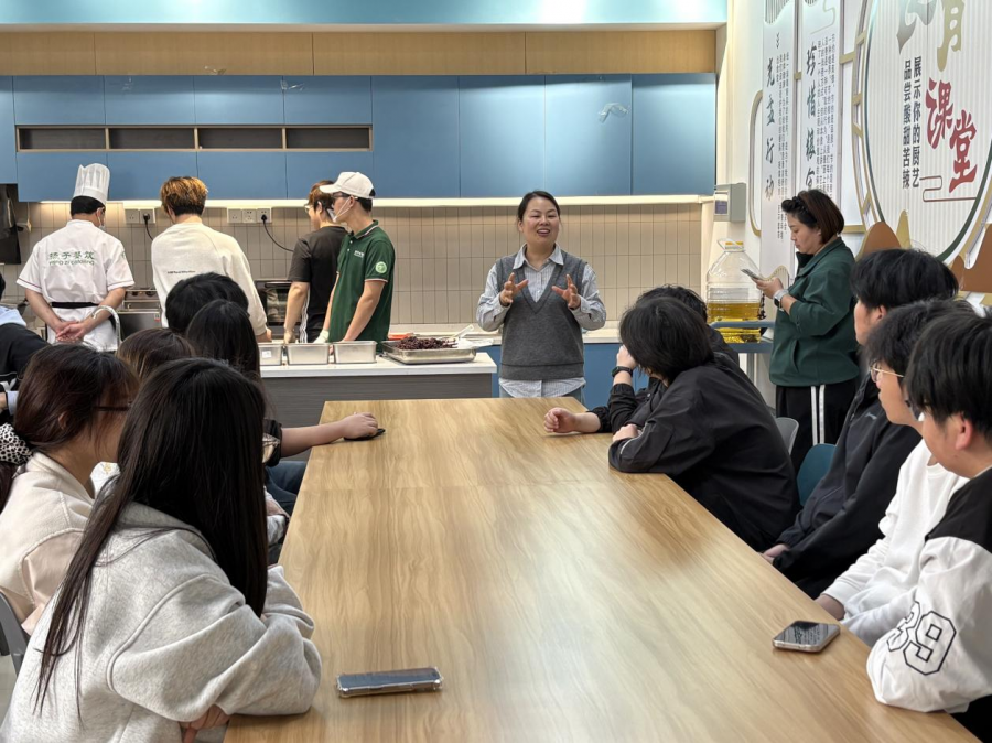 智造学院开展“乌米迎谷雨 春笋报春来”食育课堂活动