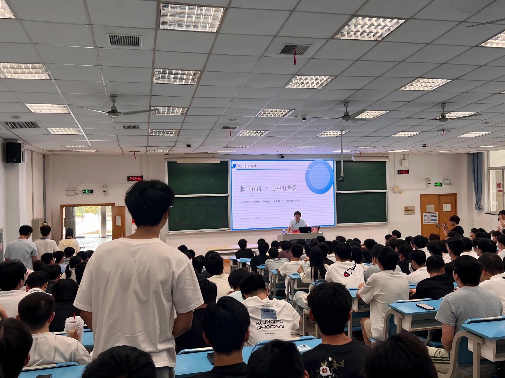 学生提问环节3.jpg 学生提问环节3.jpg